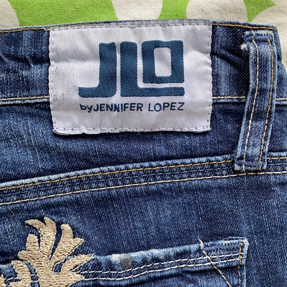 Det ska vara storlek 29 men skulle mer säga att de är 26, då de är lite för stora för mig❤️avklippta där nere, från Jennifer Lopez. Jeans & Byxor.