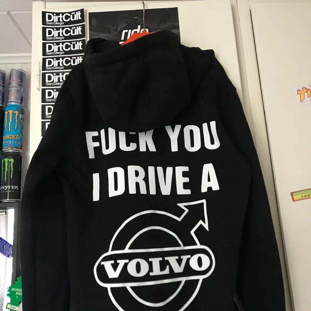 En svart hoodie med vitt tryck ”fuck you i drive a Volvo” på baksidan samt Volvo logga bak och fram. Använd fåtal gånger i storlek S, 380kr inkl frakt. Hoodies.