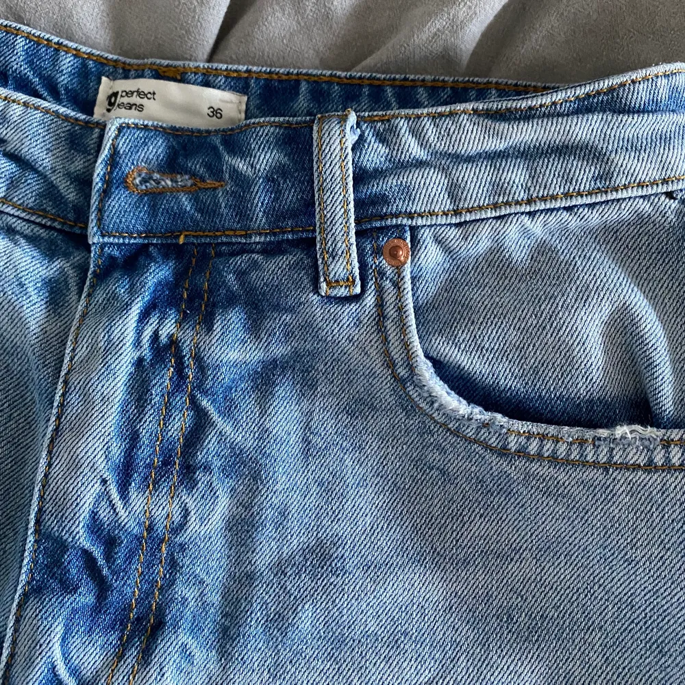 Fina jeans shorts från Gina Tricot. I bra skick och säljer då dom blivit försmå. nypris 499kr (Obs första bilden är lånad så shortsen är inte insydda!) 💗. Shorts.