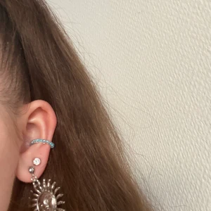 🤍✨Earcuffs✨🤍 - 🤍✨Earcuffs✨🤍vi säljer nu earcuffs i valfria färger för 20kr exklusive frakt. Så gulligt smycke man kan ha oavsett om man har hål i öronen eller inte🤍✨🤍