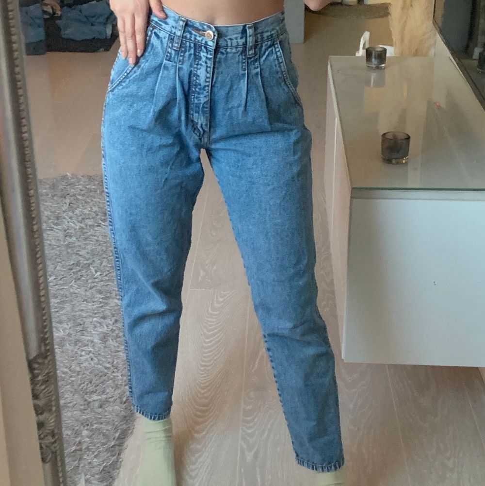 Säljer dessa supersnygga högmidjade mom jeans! Assköna på men tyvärr lite stora för mig. Köpta på second hand men i perfekt skick!. Jeans & Byxor.