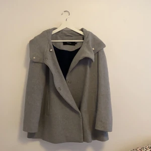 Kappa med luva - Grå kappa med luva från Vero Moda. Priset går att diskuteras vid intresse💕 önskas fler bilder kontakta mig, så löser jag det! 