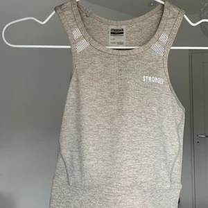 Crop top fr stronger - Crop top från stronger i strl S. Frakt ingår ej i priset, kan även mötas upp. Aldrig använd. Köpt för 400kr säljer för 100kr.