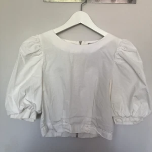 Topp med puffärm - Topp med puffärmar från GinaTricot. Superfin men kommer tyvärr inte till användning.