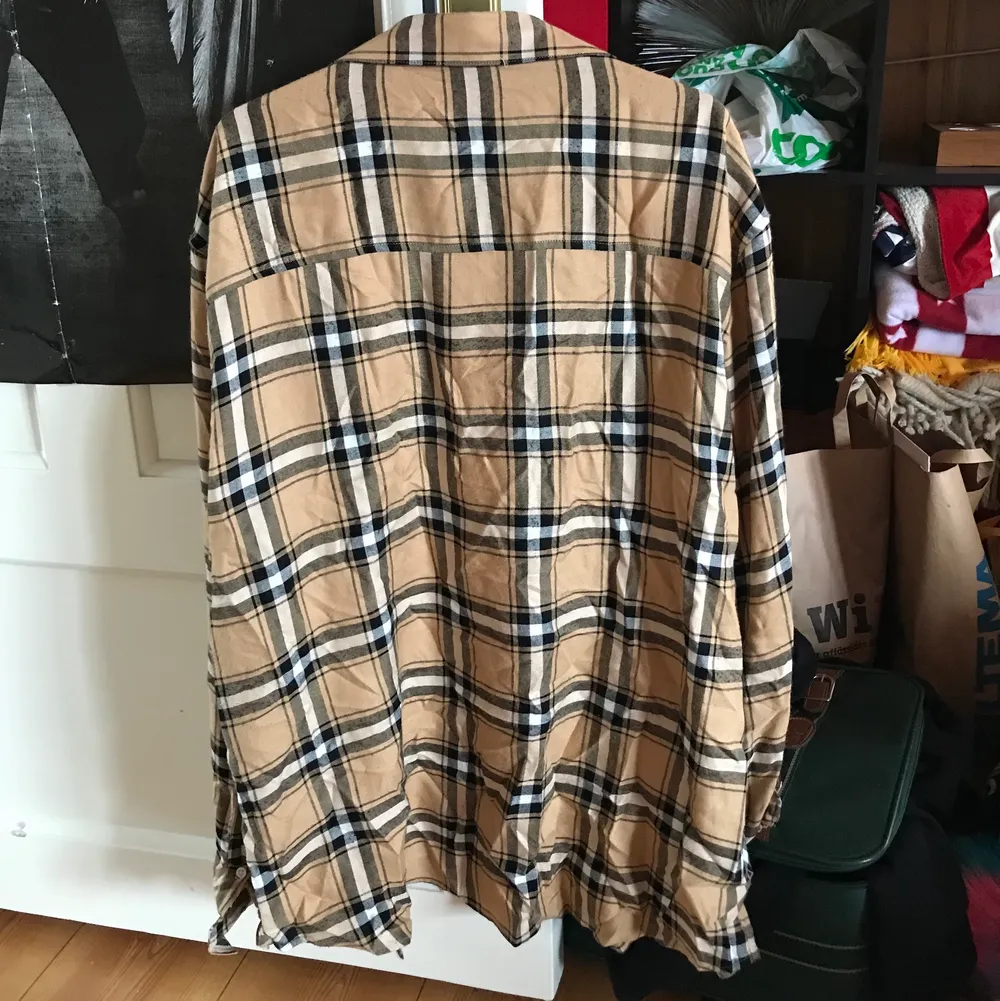 En jättesnygg Beige rutig skjorta som jag köpt i storlek XL på H&M. Använd ett antal gånger och säljer nu pga att den aldrig används. 80kr + frakt🥰. Skjortor.