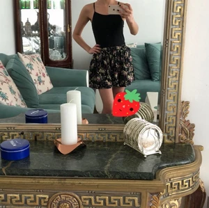 Blommiga shorts/kjol i storlek S (34/36)  - Från Sweewë, Paris. Stretchig material så tycker den passar från XS till M. Det är shorts, då den har tyg mellan benen men passar bra som kjol då det knappt syns. Begagnad, har två fickor och går att lägga i skärp.