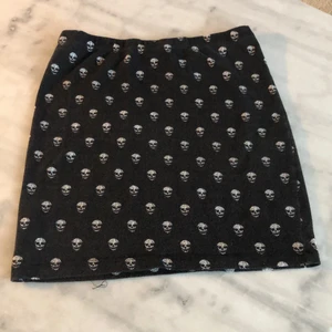 dödskalle kjol - jätte söt kjol i stl m men passar xs eller s