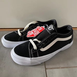 Vans Bess Ni  - Vans Bess Ni. Helt nya och obrukade. Svarta med vitt skräck och läderdetaljer. Snygga sommar skor men passar även på vintern!! Kartong medföljer vid intresse.