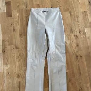 Fejk läderbyxor från ginatricot  - Snygga fejk läderbyxor från ginatricot, super sköna och snygga. De är beige och är i bra skicka men använda.