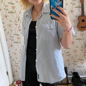 ljusblå skjorta - supersöt skjorta i vita å ljusblåa ränder. lätt att styla då den passar till nästan allt <3