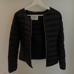 Jacka DAY Birger et Mikkelsen - Superfin jacka från DAY Birger Et Mikkelsen i strl XS/S. Endast använd en gång. (Nypris: 1.300kr). 💕✨ Köparen står för frakt!!!