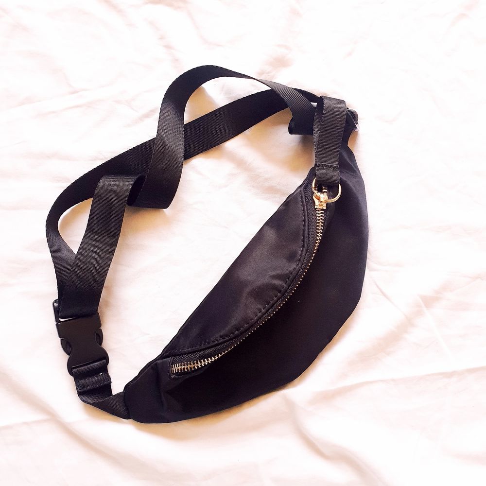 Sälja mina väskor 50kr/st. Några av väskorna ha jag aldrig använt och andra ha jag använt några gånger. Jätte bra skick. Perfekt för sommaren. Vid mer frågor om väskorna skriv gärna privat i chatten. Kan hämtas I vetlanda eller fraktas. . Väskor.