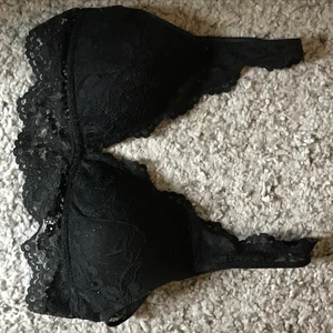 Spetsbehå  - Säljer en spetsbehå!! Använd Max 3 gånger, inga skador m.m