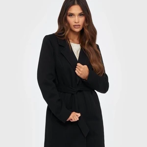 Vero Moda fortune kappa  - Vero moda fortune kappa i nyskick. Köpt för 500kr men säljes för 300. Slutsåld på nätet i den här storleken   Finns i Halmstad men kan eventuellt lämnas i Skåne. 