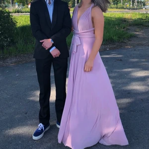 Superfin balklänning - Superfin rosa balklänning, jättebra skick! Perfekt längd till mig som är 170 plus lite högre skor, men går alltid att sy upp mer! Går att knyta på massa olika sätt för att få klänningen att se ut som man vill. 🤗💞