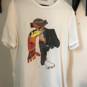 OUR LEGACY T- shirt - OUR LEGACY Voodo Child Print. Original pris 1000kr. Tvättad en gång och använd varsamt. Storlek 48 vilket motsvarar M. Lyxigt material, skön och snygg.