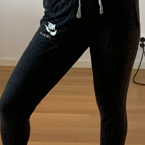 Nike sweatpants - Nike sweatpants i bomull. Stretch material. Använd ett fåtal gånger. Strlk S men passar M också! Köpare står för frakt💫
