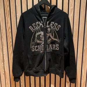 Reckless Scholars - Svart Zip Up  - I fint skick utan några fel! Några ”pärlor” har tappat lite färg men det är inget man märker av vid användning! 