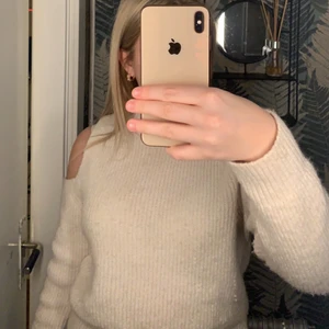 Gina Tricot Stl Xs - En stickad vit tröja, öppen vid axlarna! Jättefint skick och använd ett fåtal gånger. Stl XS.❣️