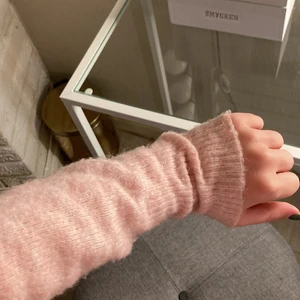 Stickad tröja - Jättefin rosa stickad tröja, ganska tunt material!  (Köparen står för frakten! )