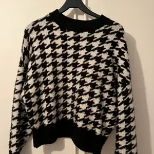 Stickad tröja från H&M i storlek S. Sparsamt använd! Pris 150kr och köpare står för frakt 💕