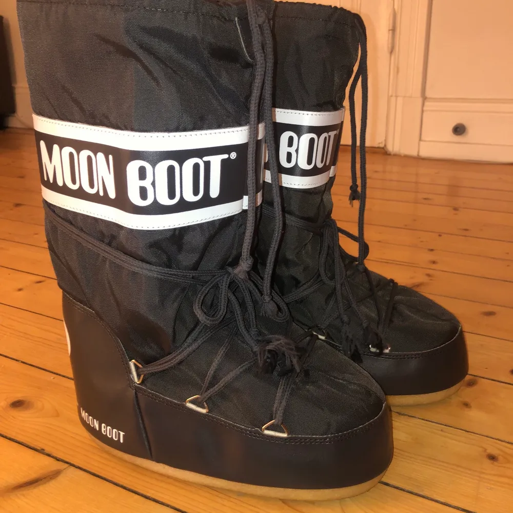 Höga svarta moon boots. Använda fåtal gånger. Säljer då dom inte kom till användning. Budgivning om fler är intresserade. Möts i Stockholm💗 säljer direkt för 900kr. Skor.