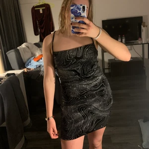 Klänning  - Men asså så snygg klänning, jag hade tänkt ha på vår julavslutning som tyvärr blev inställd:( perfekt till nyår eller någon annan fest🤩 Glittrar så fint i verkligheten, vilket tyvärr inte syns på bild. Sitter så snyggt i ryggen! Aldrig använd, endast testad! 