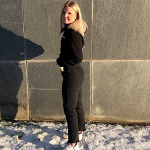 PullandBear Jeans - Grå/svarta jeans (inte uttvättade utan det ska vara så). Använd endast några gånger. Jag är 162cm. Köparen står för frakt💞