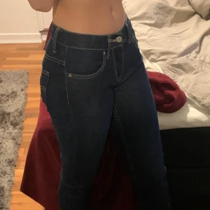 Levis Jeans strl xs  - Så snygga Levi’s Jeans som sitter ursnyggt. Står i strl 10 å skulle säga att dem var en 25/30. Dem är i jätte bra form och är knappt använda.❤️❤️