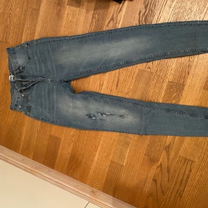 Jeans  - Ett par blåa jeans. Men har gjort hår i ena knät (med meningen). ☺️