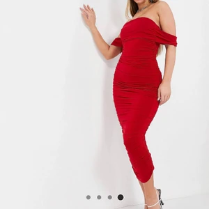 Klänning  - Använd en gång. Röd, draperad fodralklänning med ryschade detaljer.   Passas xs/s storlek 36EU