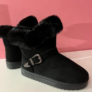 Ugs skor st 38 - Hej fick den här fina Ugs i present. Tyvärr så var de inte min storlek.  Storlek 38, svarta med en detalj vid kanten som går att ta bort. (Oanvända !!)