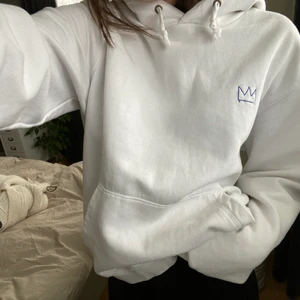 Hov1 hoddie  - Säljer min hoddie som jag köpte på en hov1 konset. Använder den aldrig längre så tänkte att någon kanske skulle va intresserad. Säljer för 170 kr + frakt. Stl xs. Hör av dig vid intresse🤍Vid stort intresse blir de budgivning