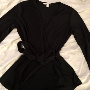 Tröja - En fin tröja med knytband runt midjan från H&M🤍 använd ca 2 gånger. Mitt pris -> 60kr + frakt