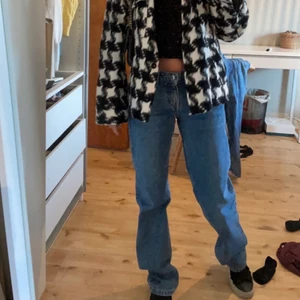 Weekday arrow jeans  - Populära lågmidjade jeans från Weekday. Väldigt bra skick då jag knappt använt dom. Storlek 25/32. 