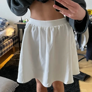 Jättegullig vit kjol från BikBok - Jättegullig vit mellankort kjol från BikBok, aldrig använd, super simpel och lätt att klä upp och ner