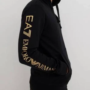 Ea7 emporio armani hoodie - Köpt för 1100 kr har ingen användning för den storlek S skriv vid intresse använd få gånger