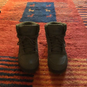 Puma fodrade skor storlek 43. Gott skick - Otroligt bekväma och varma Puma skor från 2020. Gått skick. Ca 27 centimeter innerlängd. 