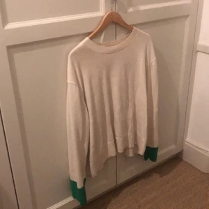 Tröja från & other stories! - Beige/vit tröja med grön färg vid armarna, storlek Large!!