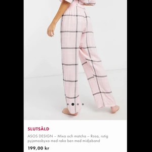ROSA PYJAMASBYXA - Superfina pyjamasbyxor köpta från ASOS. Slutsålda på hemsidan! Storlek M och har en lite lösare passform samt är aningen för korta för mig som är 173cm med långa ben! De är av tunnare material, därmed luftiga. Bra skick då de köptes i aug/sept. Enda defekten är att en bit av ett av snörena vid midjan gick av litegrann (men syns inte när de är knutna). Kan skicka egna bilder vid intresse🌸🌸 frakt: 66kr spårbart!
