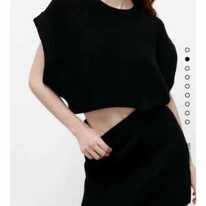 Stickad väst - Säljer denna stickade väst från zara. Storlek L men passar s/m också då den är kort i modellen. Använd få gånger