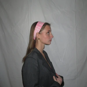 Hårband ”ELLINOR” - Egensytt hårband av tyg köpt second hand💕 Hårbandet har resår i bakre delen för att passa de flesta huvudstorlekar🥰 Följ oss på instagram för att få uppdateringar om nästa dropp! @KeepItUp.UF 💕💕 