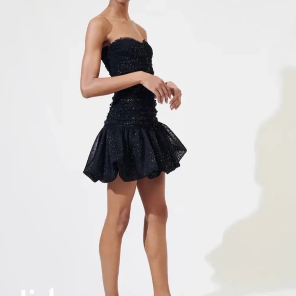 Supersnygg svart glittrig klänning från Maje i storlek 36!! Säljer för att jag inte har fått någon användning av den. Köpt för 2500 aldrig använd🖤💘. Klänningar.