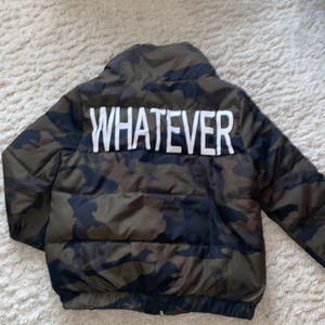 Puffer jacket - Cool puffer jacka i camouflage med tryck på ryggen! Passar XS/S. Skickar gärna fler bilder om önskas!