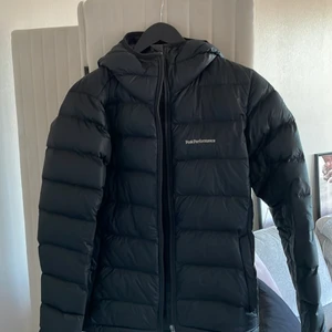 Peak performance Stl M - Sportig dunjacka med värmande 80/20 dun  med fyllnadsvikt på 600. Använd totalt ca 2 månader. Nypris 2499kr. Säljs för 950kr