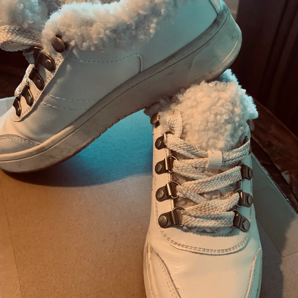 Fodrade sneakers från H&M, använda ca 3 ggr. . Skor.