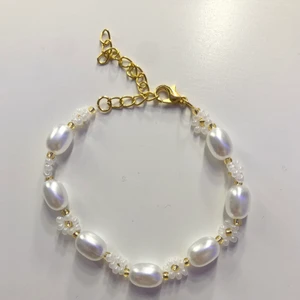 Pärlarmband med blommor✨ - Ett superfint armband med fina vita pärlor och blommor gjorda av glaspärlor. Armbandet är 17 cm + förlängningskedja.☺️ Frakten ingår i priset. ❤️