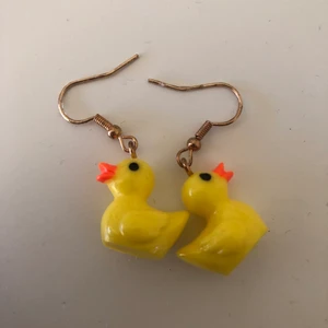 Örhängen - Ank örhängen! Fina örhängen i bra skik. Köparen står för frakten. Hör av dig om du har frågor eller är intresserad 