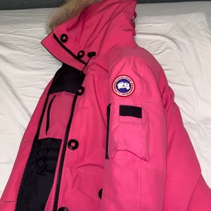 Canada Goose - Canada Goose Montebello i princip nysick, inga skador alls, och pälsen sitter kvar. Unik färg, och är i size S. Priset kan diskuteras vid snabb affär.