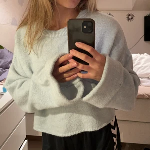 Stickad top  - Jättefin stickad top köpt från Nelly för 2 år sen! Har använts fåtal gånger men ej på länge och är precis som ny! Jättemjuk och fin samt i en vit-ljusljus blå färg. I strl S och sitter perfekt på mig som är 160. Lite större i armarna vilket ger en mysigare känsla istället för en tajt tröja!💙